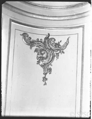 Potsdam, Neues Palais, Wohnung Friedrich II., Speisezimmer, R.: 215, oberes Ornament der Südwestecke.