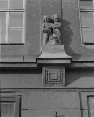 Dresden-Pieschen, Osterbergstraße 26/24. Wohn- und Geschäftshaus (Sparkasse, um 1910). Gesimsfigur (Kinderpaar)