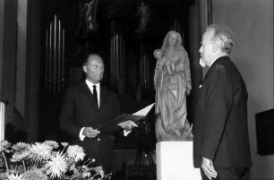 Freiburg: Augustinermuseum, Reinhold-Schneider-Preis, Überreichung des Preises durch Oberbürgermeister Dr. Keidel an Rudolf Riester