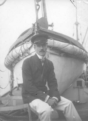 Graf Larisch - Wien - Wellen Photographien : Graf Larisch aus Wien als Passagier an Deck vor dem Rettungsboot eines Schiffes sitzend