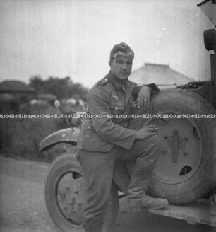 Hermann Hirchenhein neben einem staubigen LKW