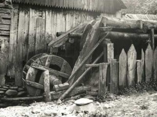 Ceahlau (Piatra Neamt), Rumänien. Wassermühle, Gerinne und oberschlächtiges Wasserrad