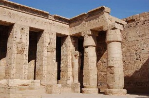 Luxor - Tempelkomplex Medinet Habu : Innenhof Tempel Pharao Ramses III. im Tempelkomplex von Medinet Habu/Luxor, aufgenommen 2006