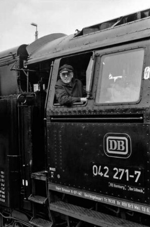 Schmalfeldt, Henning: Lokführer aus Ahrensburg bei seiner Arbeit an einer Oldtimer-Lokomotive, Baureihe 042 der Firma Borsig