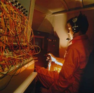 Braunschweig. Deutsche Forschungs- und Versuchsanstalt für Luft- und Raumfahrt. Festsitzflug-Simulator. Untersuchung von elektronischen Bildschirmanzeigen