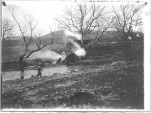 Türkei. Flußlandschaft mit einer lagernden Gruppe von Männern und Lagerfeuer