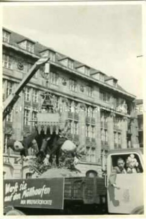 Dekorierter Wagen auf dem Maidemonstration Unter den Linden
