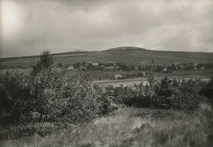 Westerzgebirge. Landschaft mit Großem und Kleinem Fichtelberg. Blick gegen Gottesgab (heute Boží Dar) von Südwesten