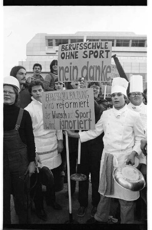 Kleinbildnegativ: Protest von Berufsschüler*innen gegen mangelhaften Sportunterricht, ICC Berlin, 1979