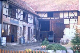 Blick in den Hof eines Gehöftes; Schiebeläden an der Scheune
