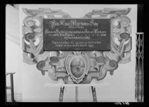 Inschrifttafel unter dem Bildnis Bodes