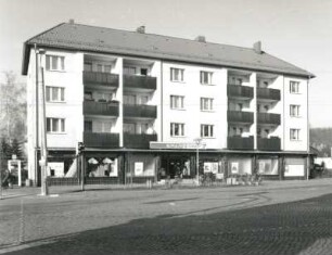Radebeul. Wohnhaus mit Laden, Meißner Straße 112/Ecke August-Bebel-Straße (um 1970). Straßenansicht (August-Bebel-Straße)