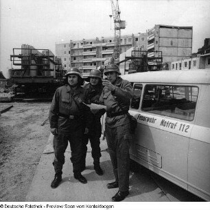 Feuerwache (Louisenstraße?), Feuerwehrautos, Ausstellung mit Modell der Feuerwache Louisenstraße, Feuerwehrleute mit Einsatzleiter Kaiser
