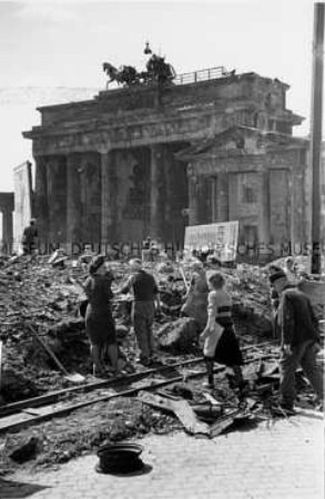 Trümmerfrauen am Brandenburger Tor