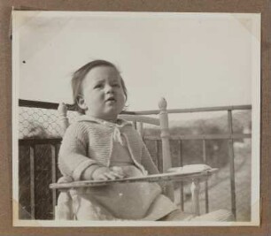 Christiane Zimmers Sohn Andreas im Kinderstuhl auf dem Balkon