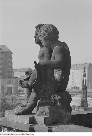 Puttenpaar mit Lyra : Puttenpaar mit Lyra. Sandstein (1701/1800?). Dresden: Zwinger