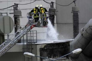 Trafobrand am AKW Krümmel : Meldepflichtiges Ereignis im Kernkraftwerk Krümmel am 28. Juni 2007: Rauch ueber dem Kernkraftwerk Krümmel bei Hamburg. Der Brand eines Trafo-Gebäudes auf dem Gelaende des AKW verursachte eine Abschaltung. Das Kernkraftwerk Krümmel liegt etwa 30 Kilometer suedöstlich von Hamburg an der Elbe im Ortsteil Krümmel der Stadt Geesthacht in Schleswig-Holstein. Über die Trafostation, in der der Brand ausgebrochen war, wird der Atomstrom in das Stromnetz eingespeist
