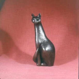 Hirzenhain. Eisen-Kunstguß-Museum. Standbild einer Katze