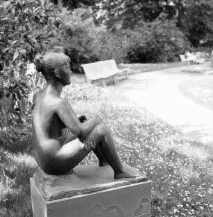 Plastik "Die Sitzende" von Bildhauer Carl Egler.