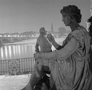 Dresden. Brühlsche Terrasse mit Rietscheldenkmal (J. Schilling, 1868-1876), Detail mit der "Modelierkunst"