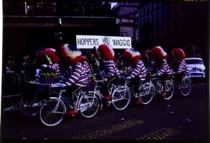 Basel: Barfüsserplatz, die Hoppers Waggis, Radfahrer-Clique