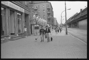 Zwei Mädchen mit Hunden : Schönhauser Allee Ecke Kopenhagener Straße