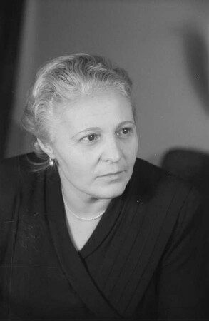 Porträtaufnahmen der Professorin Elisabeth Zaisser (1950-1952 Staatssekretärin im Ministerium für Volksbildung der DDR) im Zuge einer Reportage aus dem Ministerium für Volksbildung der DDR : Porträt von Elisabeth Zaisser