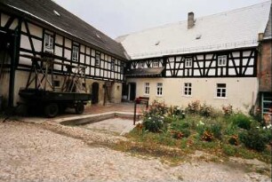 Hof wie vorige Bilder, Innenansicht mit Wohnhaus, Mistgrube, Pflasterung