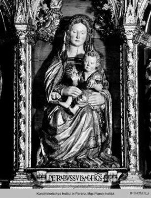 Schnitzaltar : Auferstandener Christus, Maria und Heilige