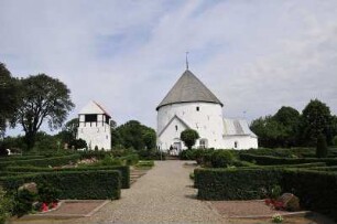 Aakirkeby - Rundkirche und Glockenturm : Die Nylars kirke bei Aakirkeby ist eine von vier romanischen Rundkirchen auf der dänischen Ostseeinsel Bornholm. Aufgenommen am 28. Juli 2010
