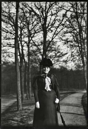 Paris. Louise Mayer im Bois de Boulogne