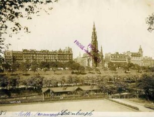 Edinburgh, Schottland. Blick über Pince's Garden mit Waverley-Bahnhof vorn, Scotts Monument und Hotelgebäude der Prince's Street