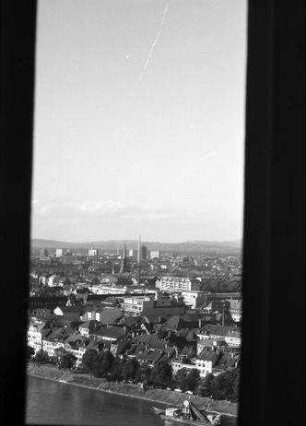 Basel: Blick vom Münster, Ausblick aus gotischem Fenster des Münsterturms auf Kleinbasel