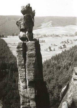 Böhmische Schweiz (České Švýcarsko), Eiland (Ostrov). Empornadel (Vztyčená jehla). Seilschaft Ehrhardt Renger am Gipfelkopf