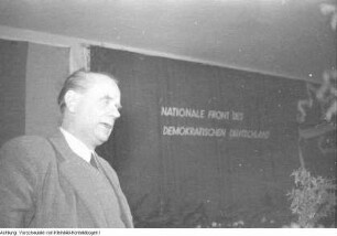 Dresden. Dr. Walter Thürmer, Liberaldemokratische Partei Deutschlands (LDPD) Bürgermeister in Dresden, auf der Gründungskonferenz der Nationalen Front des Landes Sachsen in Dresden, 1949/1950