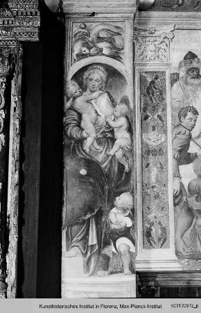 Freskenzyklus mit Passionsszenen : Bogensockel : Caritas
