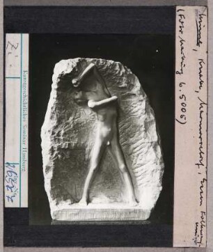 George Minne: Knabe, Marmorrelief