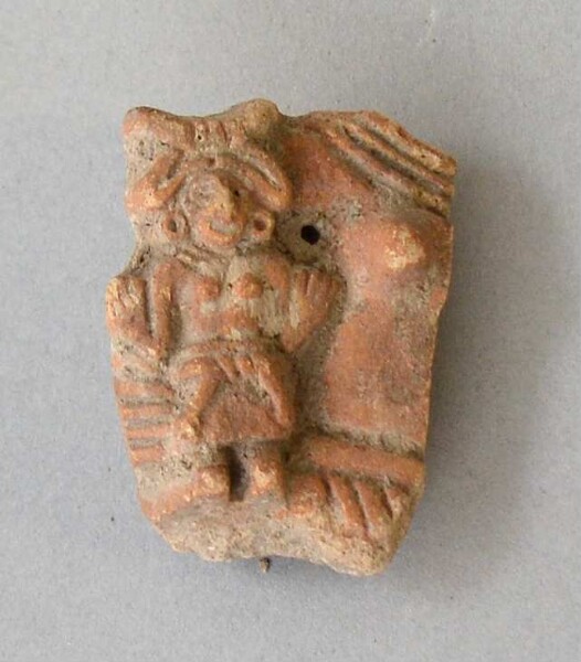 Figurine en argile (fragment de récipient)