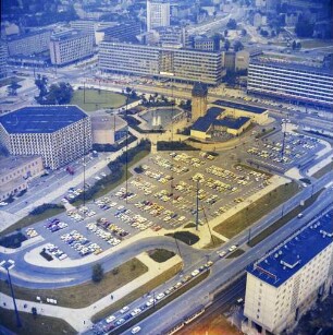 Parkplatz zwischen Rathaus und Stadthalle in der Innenstadt von Chemnitz : Blickrichtung Osten