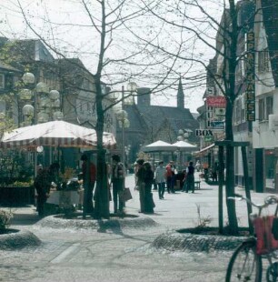 Bensheim. Hauptstrasse. Fußgänger an Verkaufsständen