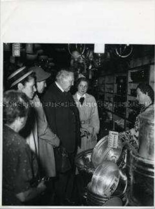Ludwig Erhard mit Hausfrauen im Bonner Kaufhaus "Kaufhof"
