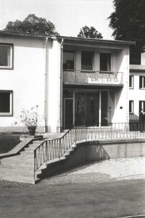 Balkongitter : Landwirtschaftsschule mit Balkongitter (1963; W. Landgraf, K. Bergmann)