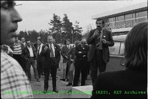 Besuch von Günter Grass (Nobelpreisträger für Literatur 1999) am Kernforschungszentrum Karlsruhe (KfK)