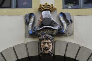 Hausschmuck in Erfurt : Das Zentrum der Thüringer Landeshauptstadt Erfurt wird dominiert von denkmalgeschützten Bauten aus sechs Jahrhunderten. Bild: historischer Hausschmuck in der Marktstraße Erfurt, aufgenommen 2008