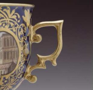 Henkeltasse und Unterschale mit königsblauem Fond, Blumendekor und Hafenszenen — Tasse