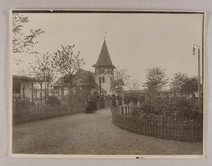 Hamburger Auswandererhallen auf der Veddel: Auf der Promenade beim evangelisch-katholischen Kirchengebäude