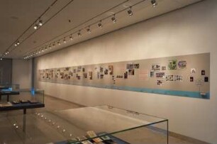 Dresden. SLUB. Ausstellung "Geteilte Erinnerungen. Das Fotoalbum - gesteckt, geklebt, gepostet" im Buchmuseum. Raumaufnahme mit Ausstellungstafel zur Fotografiegeschichte "Von Daguerre zum Selfie"