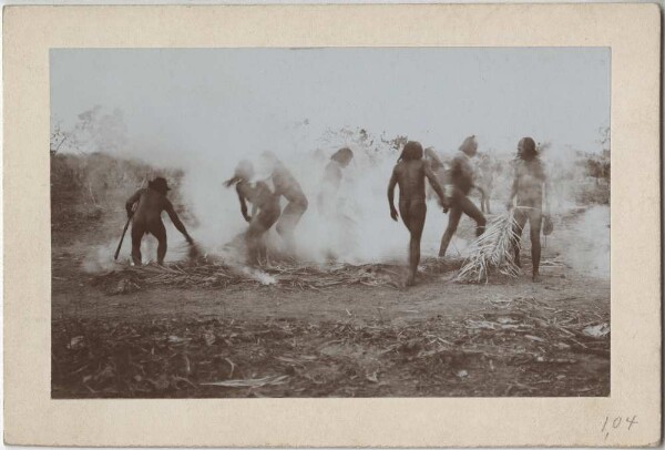 "Danse du feu" des Kayapó devant la hutte de fête Apeitití