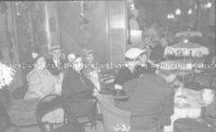 Abendgesellschaft im Salon des Hochseepassagierdampfers "Bremen"