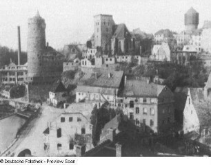 Bautzen. Stadtteilansicht. Blick zur Alten Wasserkunst (1558; W. Röhrscheidt der Ältere) und Michaeliskirche (1495/um 1520, 1964/1976 Restaurierung). Blick von der Kronprinzenbrücke (Friedensbrücke)